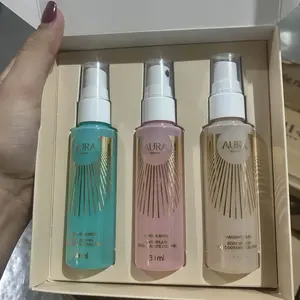 Três mini body splashes na caixa aberta do kit